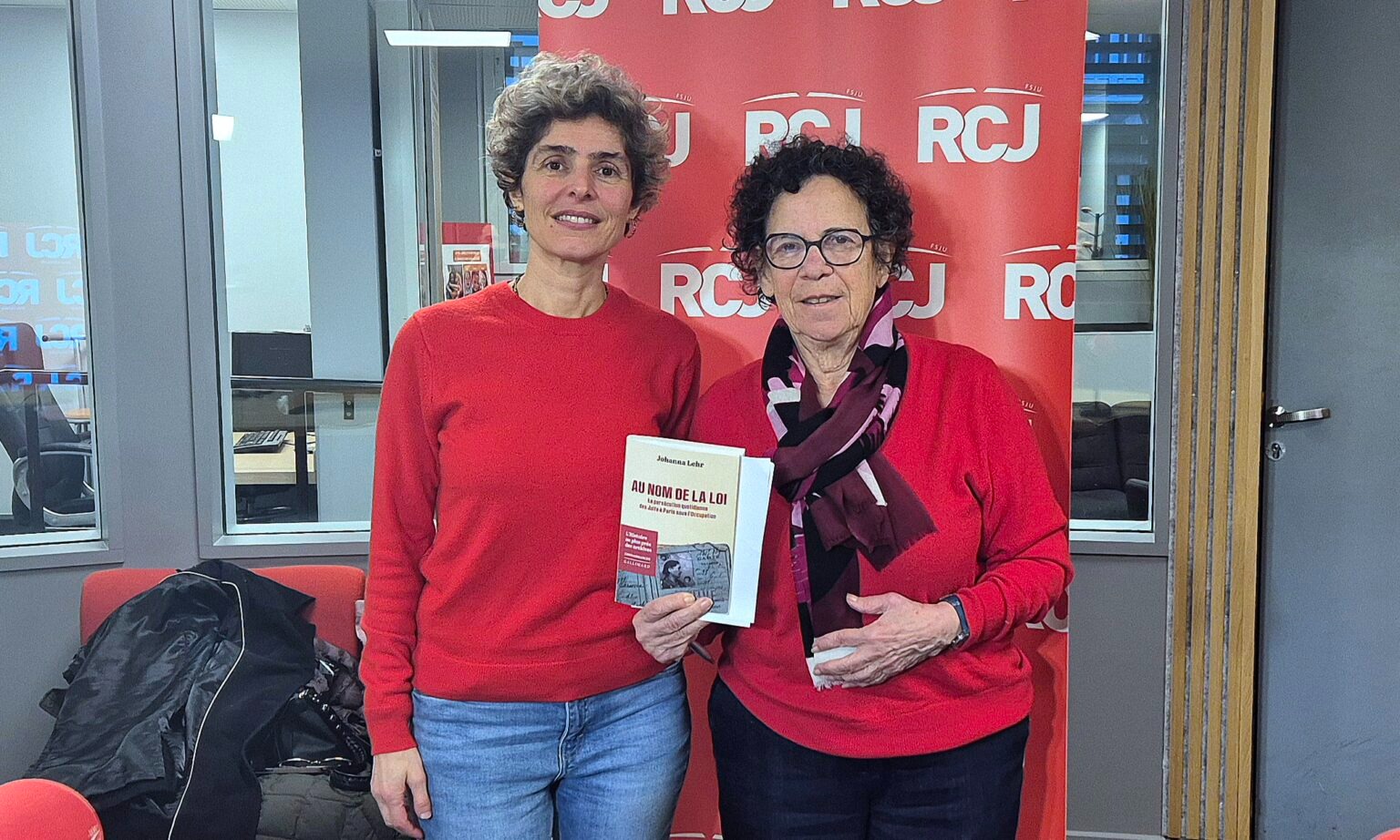 "Au nom de la loi. La persécution quotidienne des Juifs à Paris sous l’Occupation" background