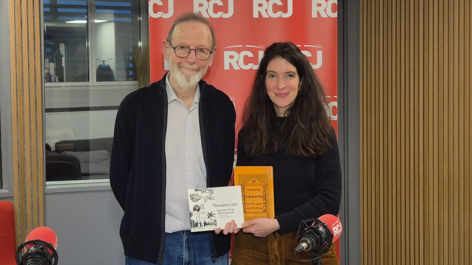 Peut-on réécrire les textes sacrés ? background