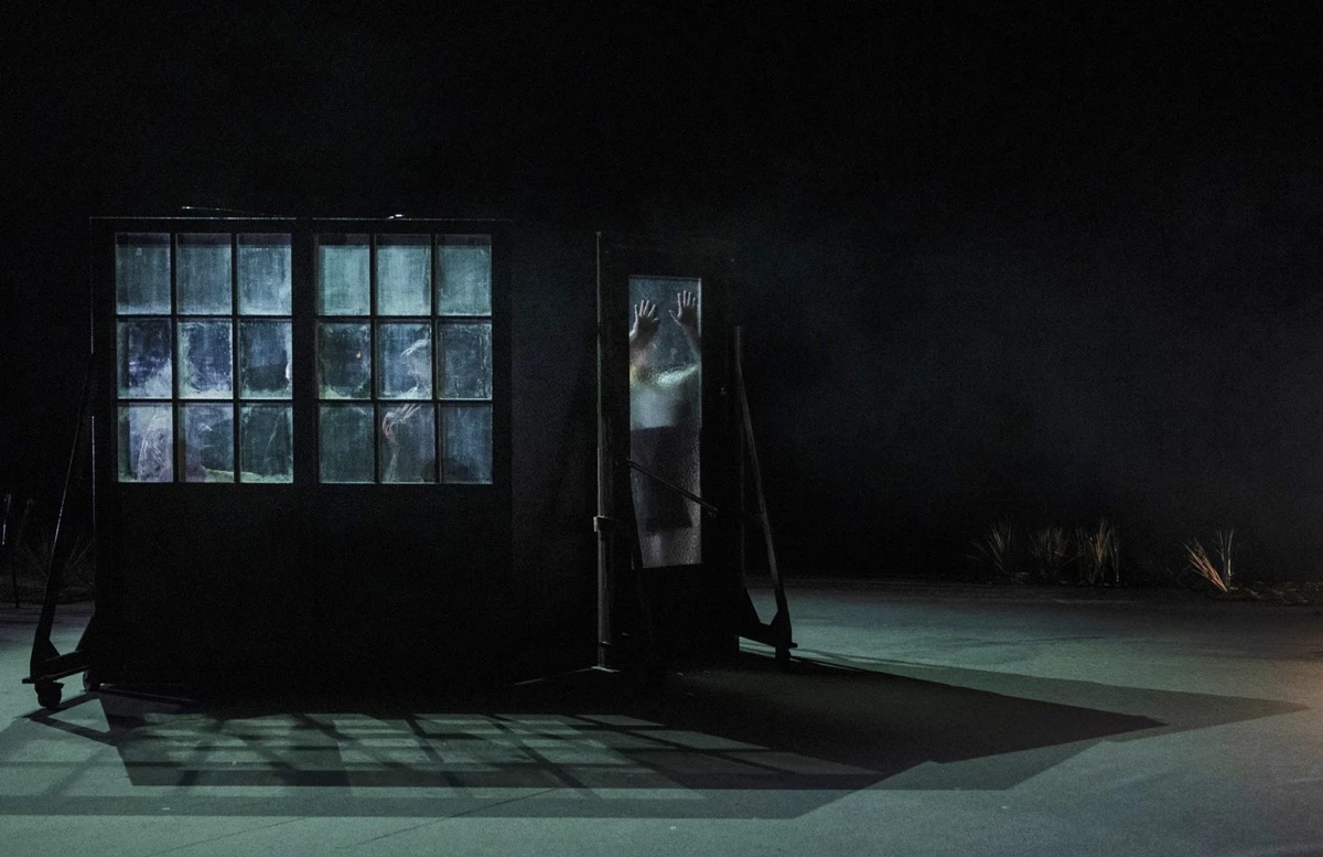 Kaddish, la femme chauve en peignoir rouge poster