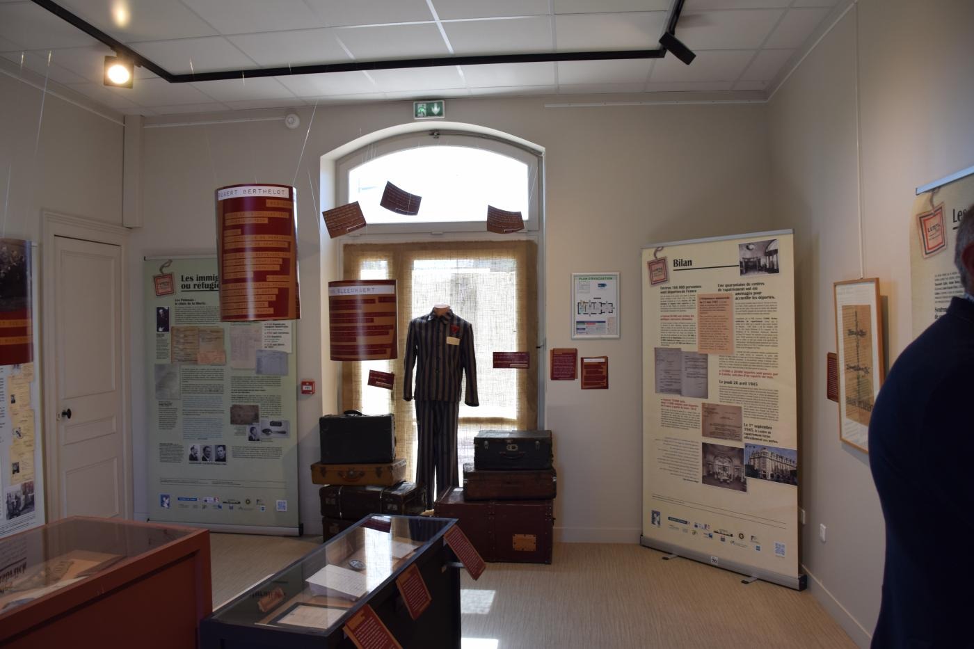 Lutetia, 1945 - Le retour des déportés thumbnail